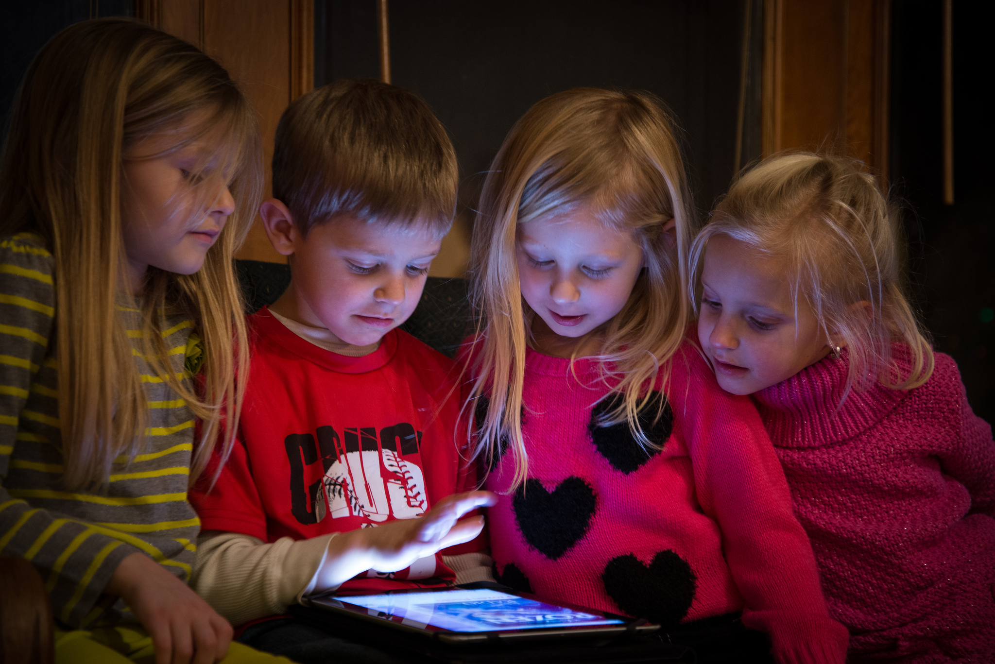 Дети смотрят на экран. Ютуб детям. Ю для детей. Дети и современное решение. Детский контент.